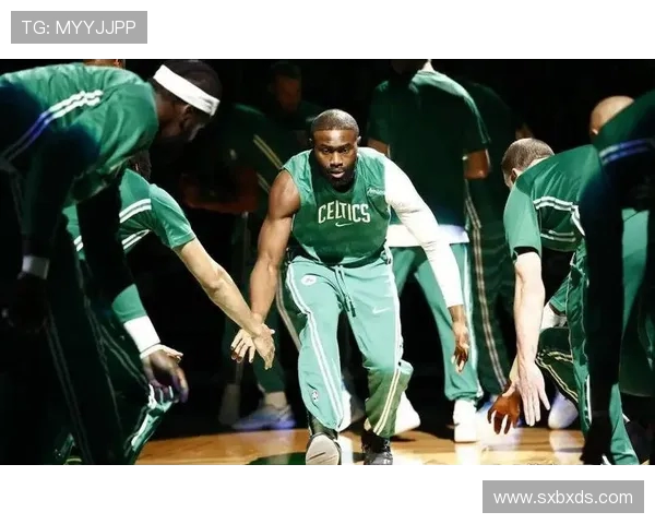 杰伦布朗半场表现平平7投3中三分命中率高但仅得8分助力球队需更努力